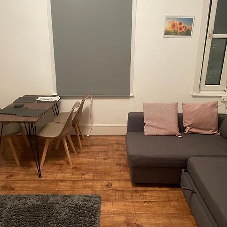 Luxury 1-Bed Apartment With Stunning City Views Perfect For Short Stays In London Eksteriør billede