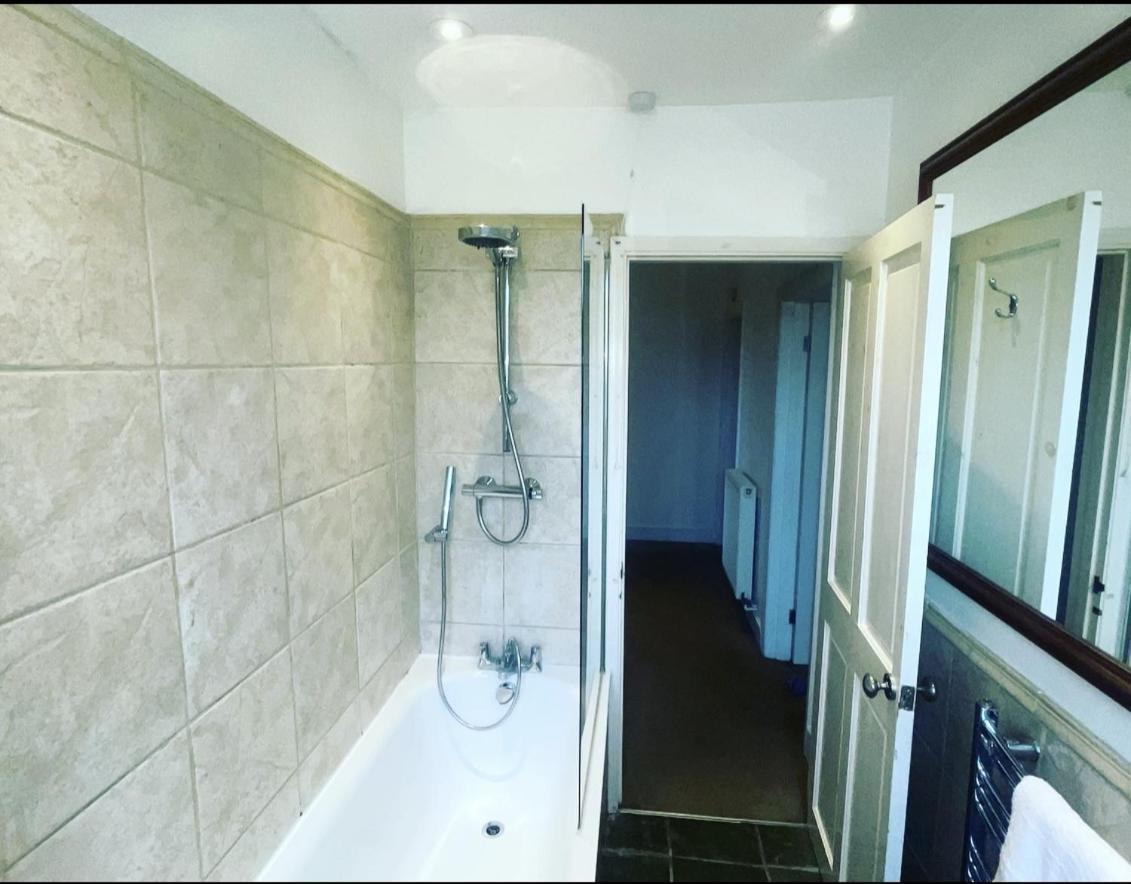 Luxury 1-Bed Apartment With Stunning City Views Perfect For Short Stays In London Eksteriør billede