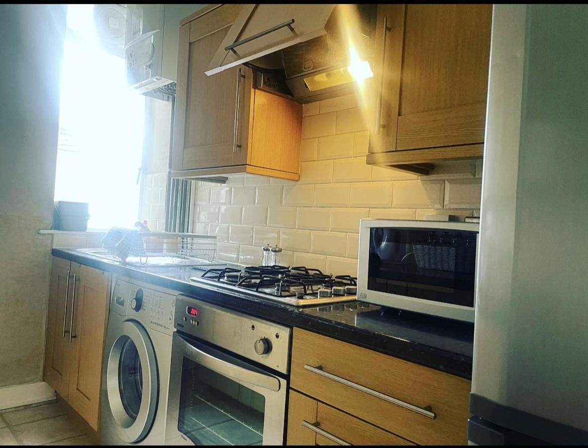 Luxury 1-Bed Apartment With Stunning City Views Perfect For Short Stays In London Eksteriør billede