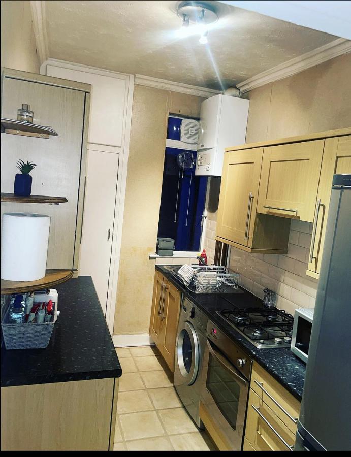 Luxury 1-Bed Apartment With Stunning City Views Perfect For Short Stays In London Eksteriør billede